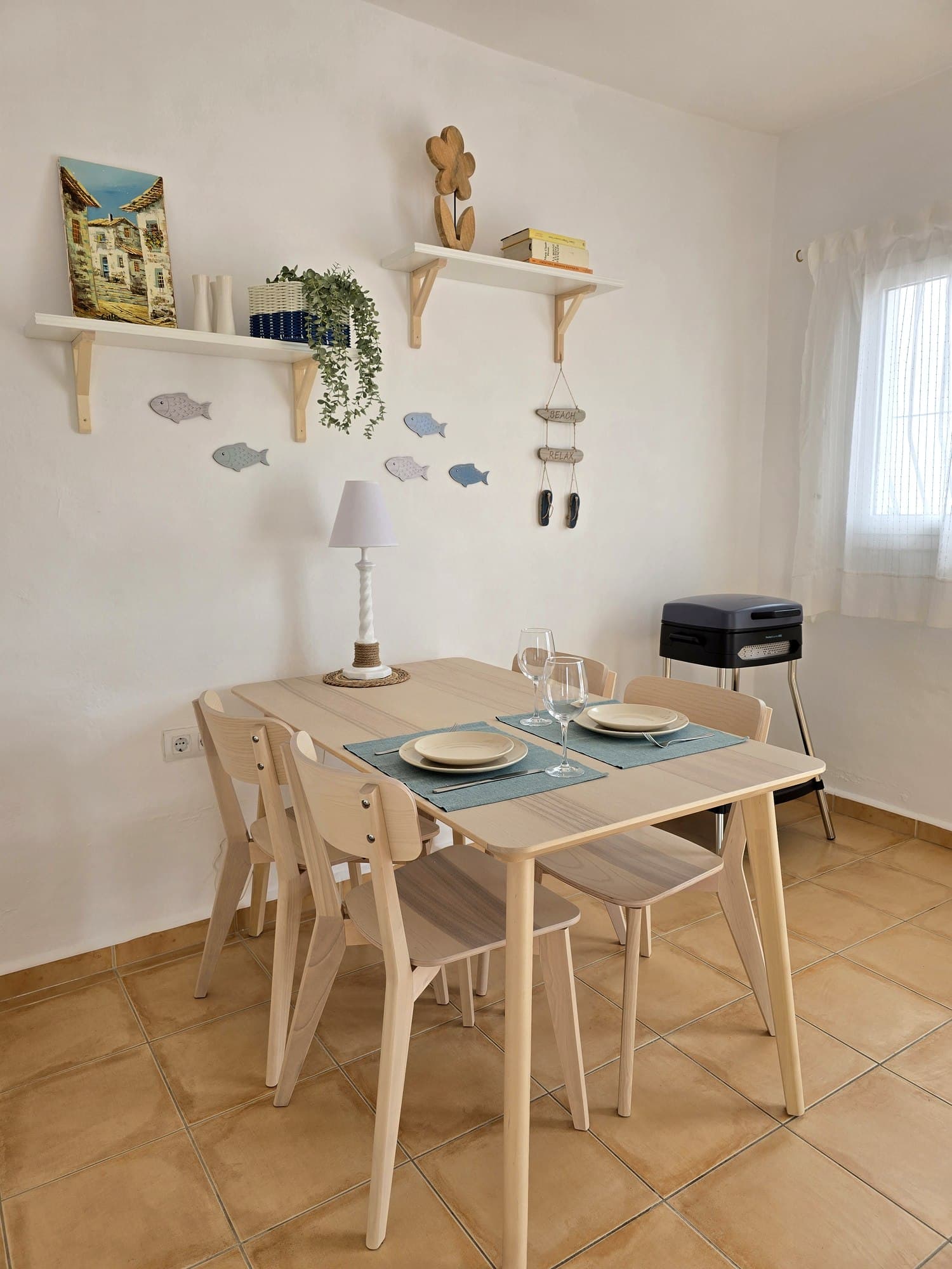 Comedor con decoración marinera — Casa Luca