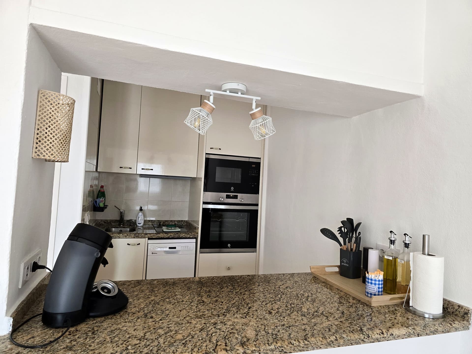 Cocina equipada en blanco — Casa Luca
