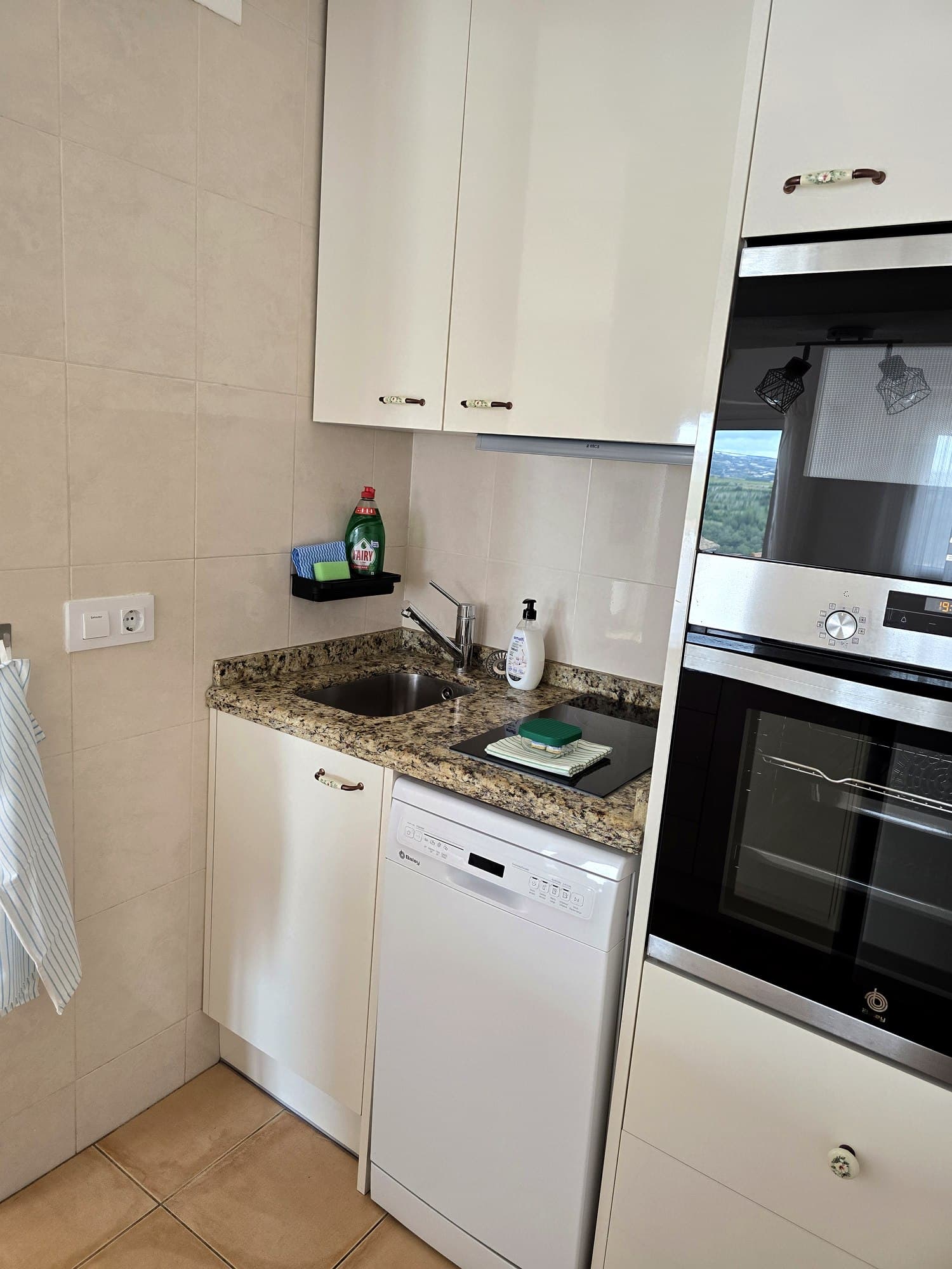 Cocina con horno y encimera de granito — Casa Luca