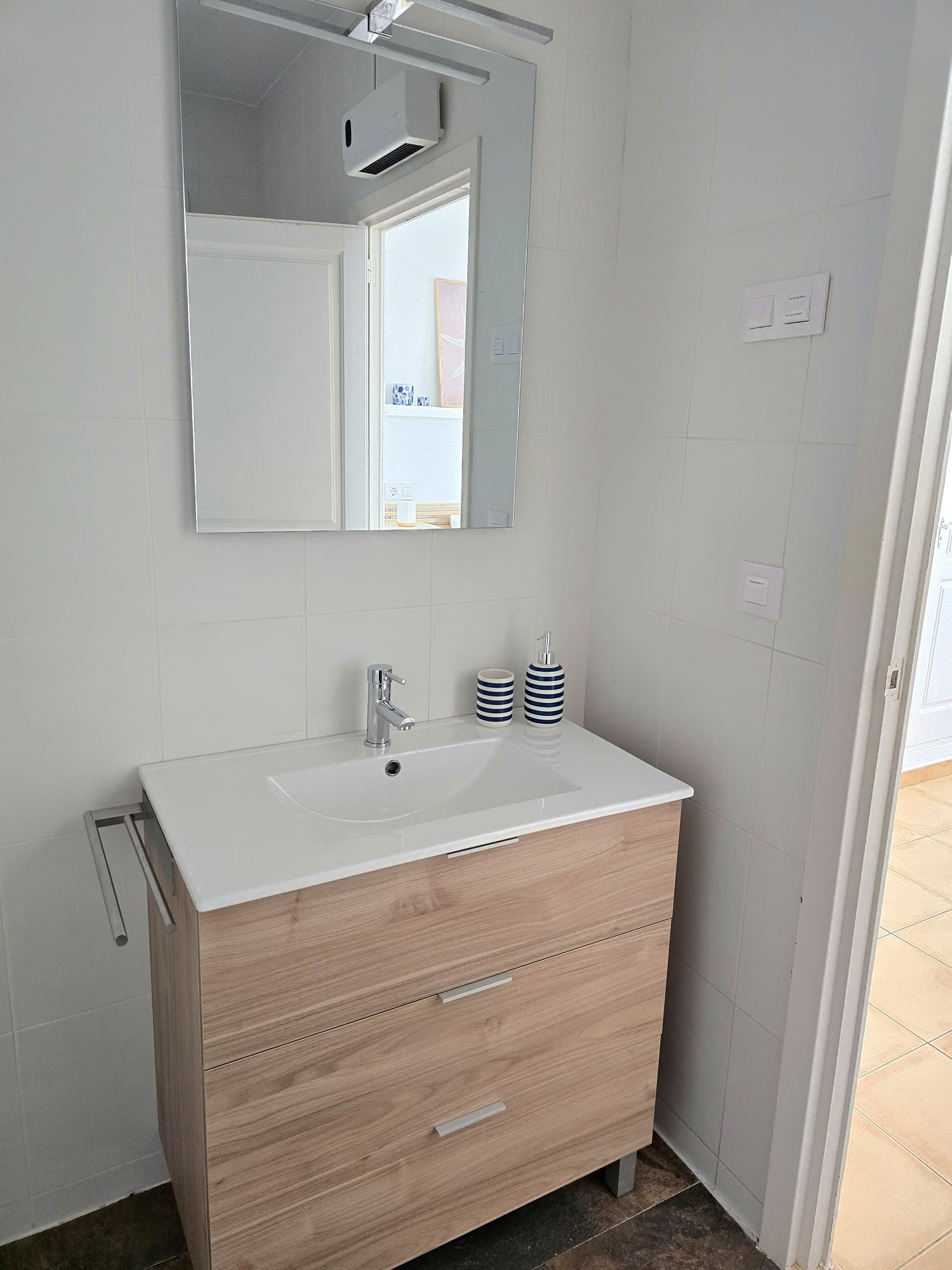 Baño con lavabo y espejo — Casa Luca