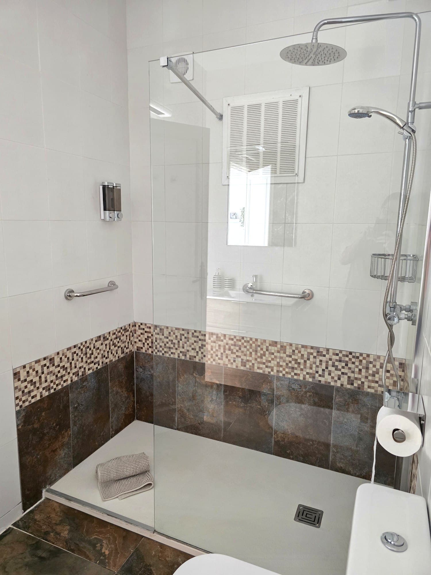 Ducha con azulejo de mosaico — Casa Luca