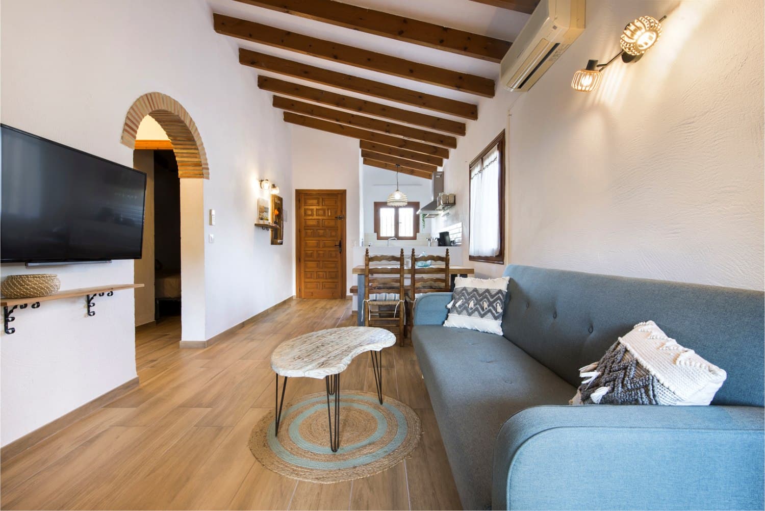 Salón con sofá y zona de estar — Casa Oliver