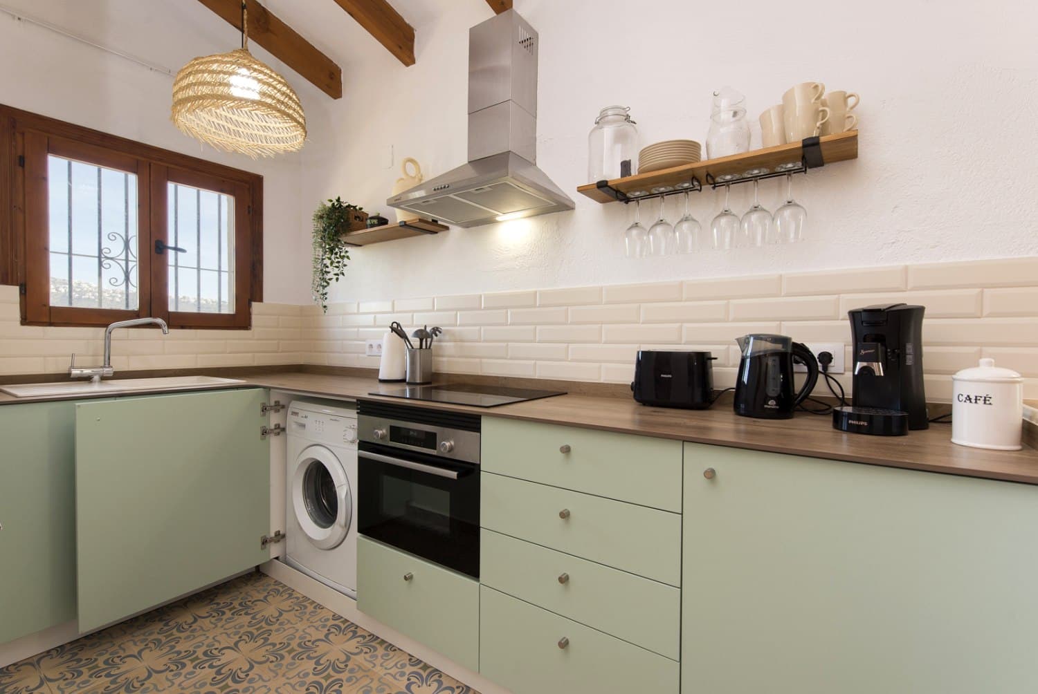 Cocina con electrodomésticos — Casa Oliver