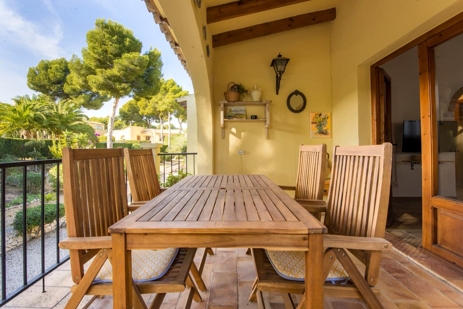 Terraza con comedor exterior — Casa Oliver