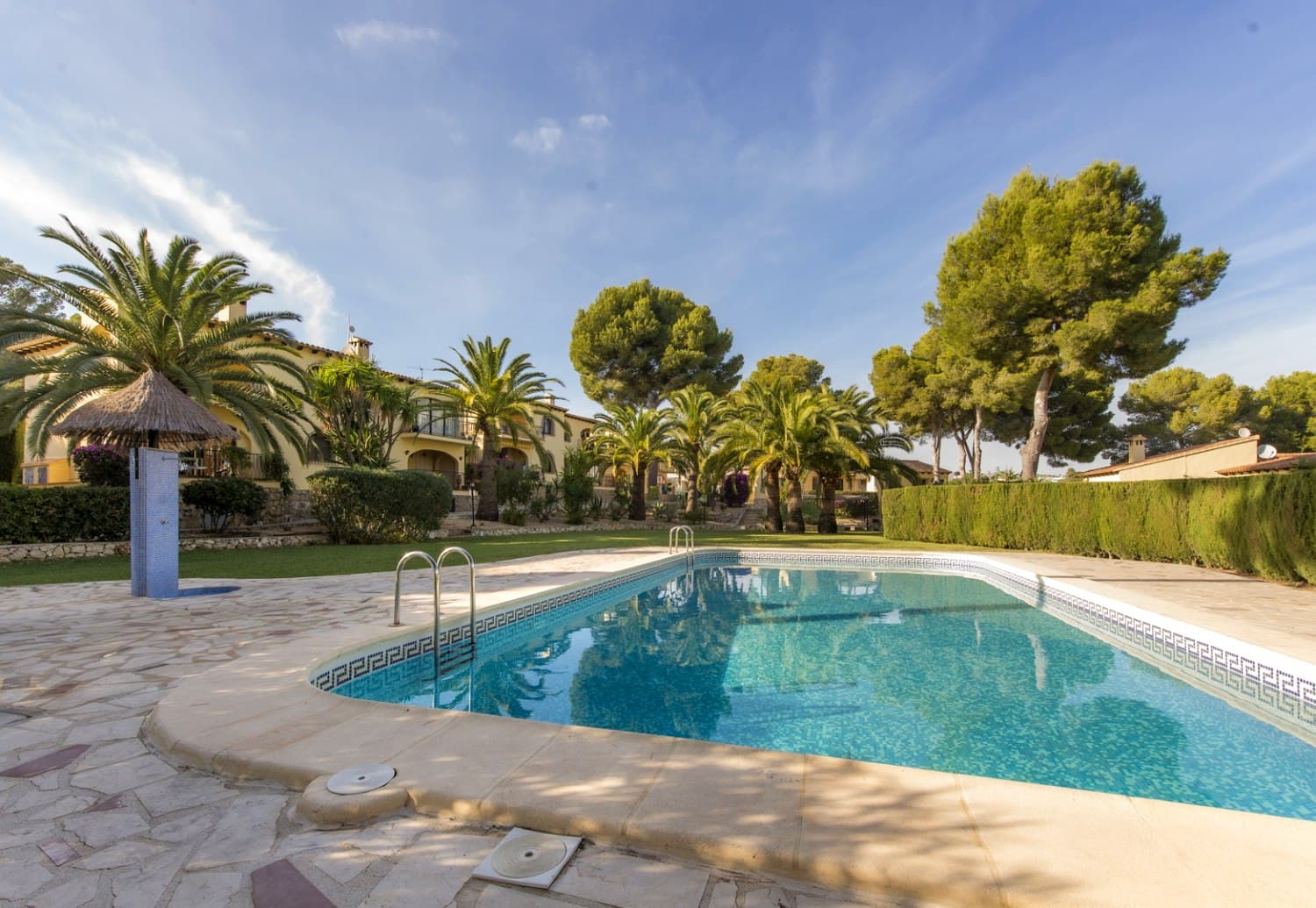 Piscina comunitaria rodeada de jardín — Casa Oliver, Moraira