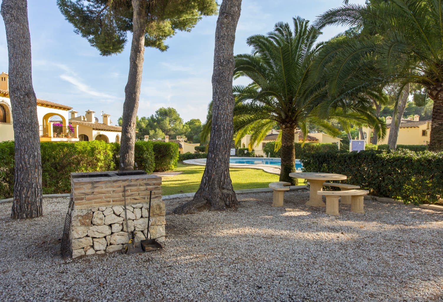 Jardines mediterráneos con palmeras — Casa Oliver